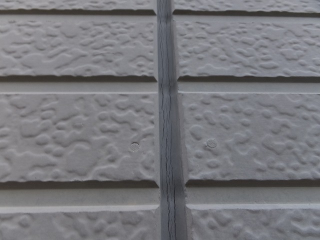 シーリングの経年劣化が進んだ外壁